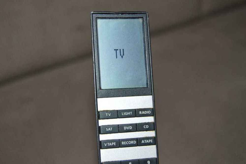 Telecomandă originală Bang & Olufsen Beo4 | Display perfect, carcasă aluminiu
