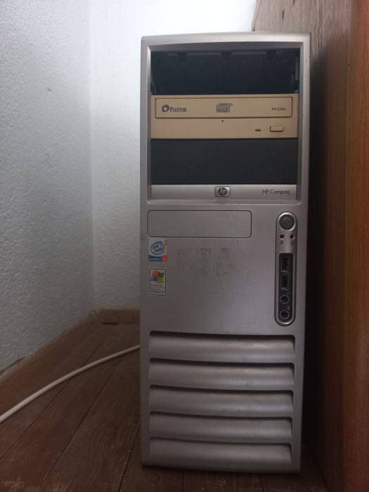 Настолен компютър и монитор