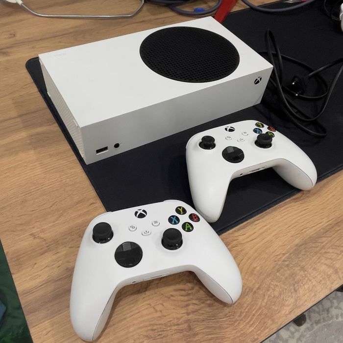 Xbox Series S + 2 геймпада + игры