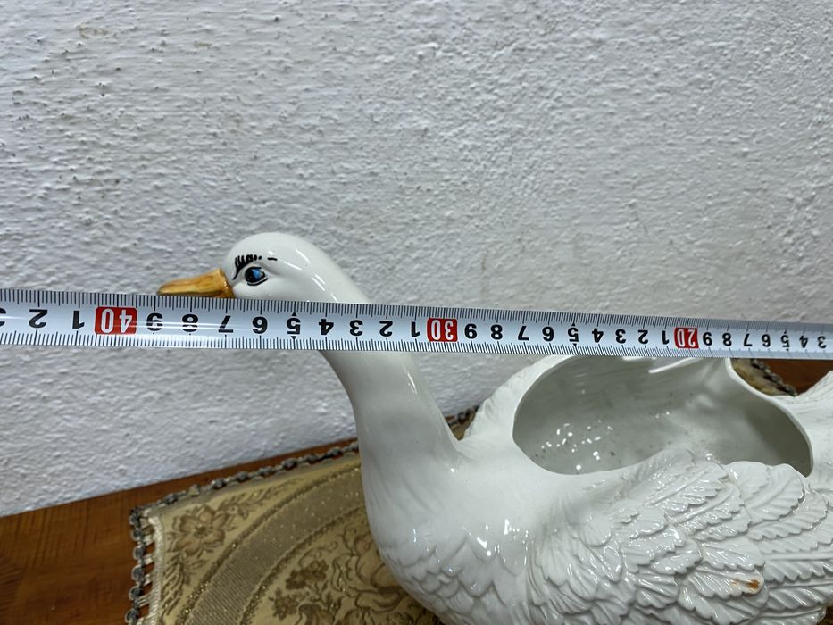 Италианска кашпа лебед от порцелан