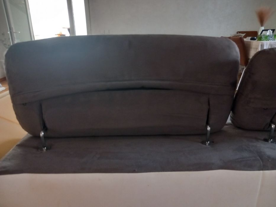 Canapea folosită,probleme la cotieră,în rest arată bine