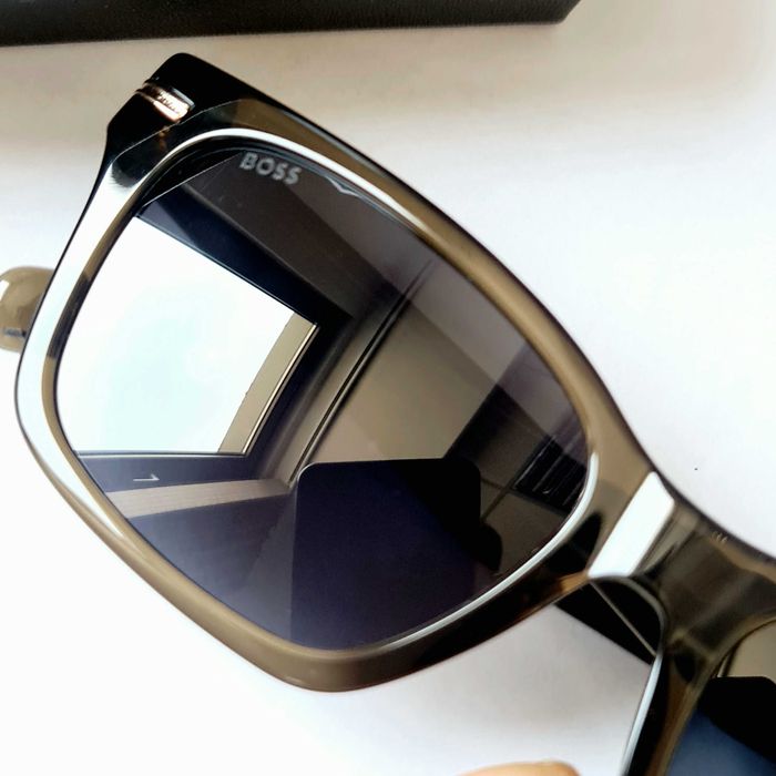 солнцезащитные очки Boss.