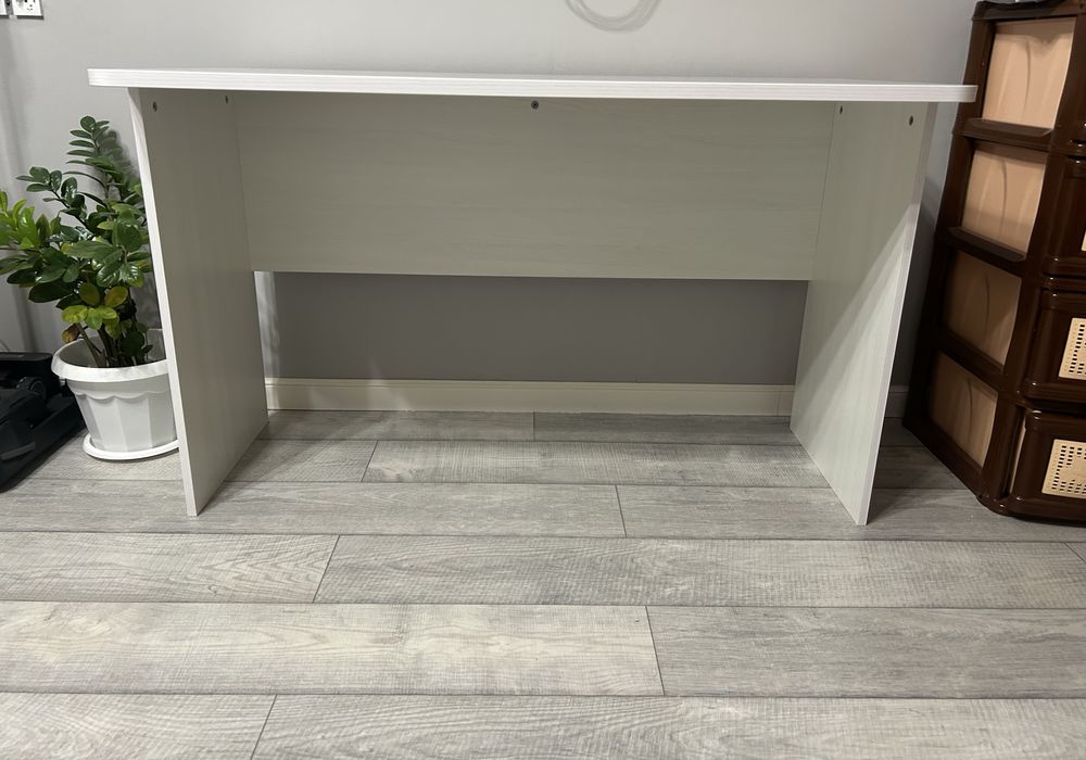 Продаю белый стол