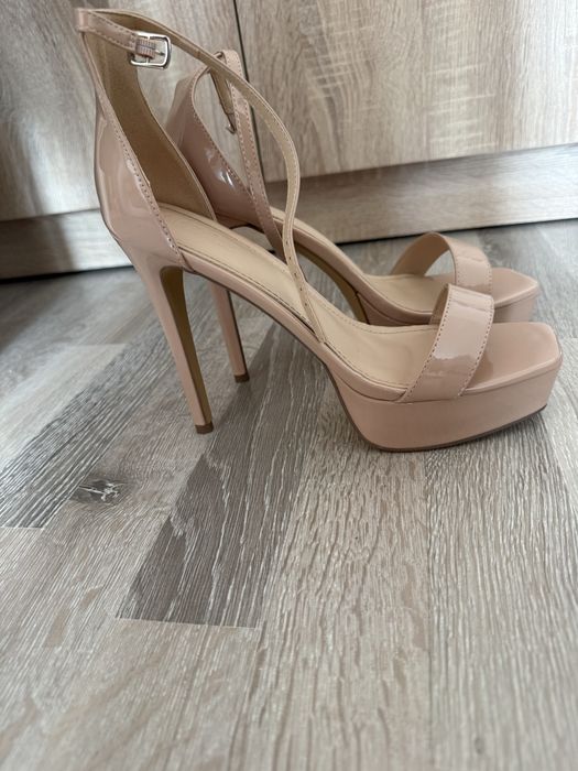 Sandalale cu toc