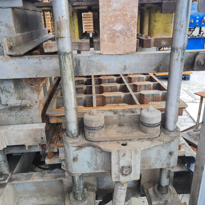 Vibropresă automată pentru fabricat pavaje cu 18 matrițe și 1450 tăvi