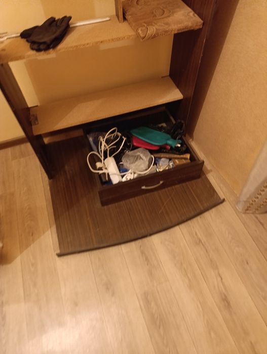 Кровать в хорошем состоянии и матрас.