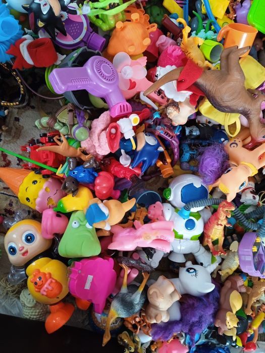 Игрушки разные продам.