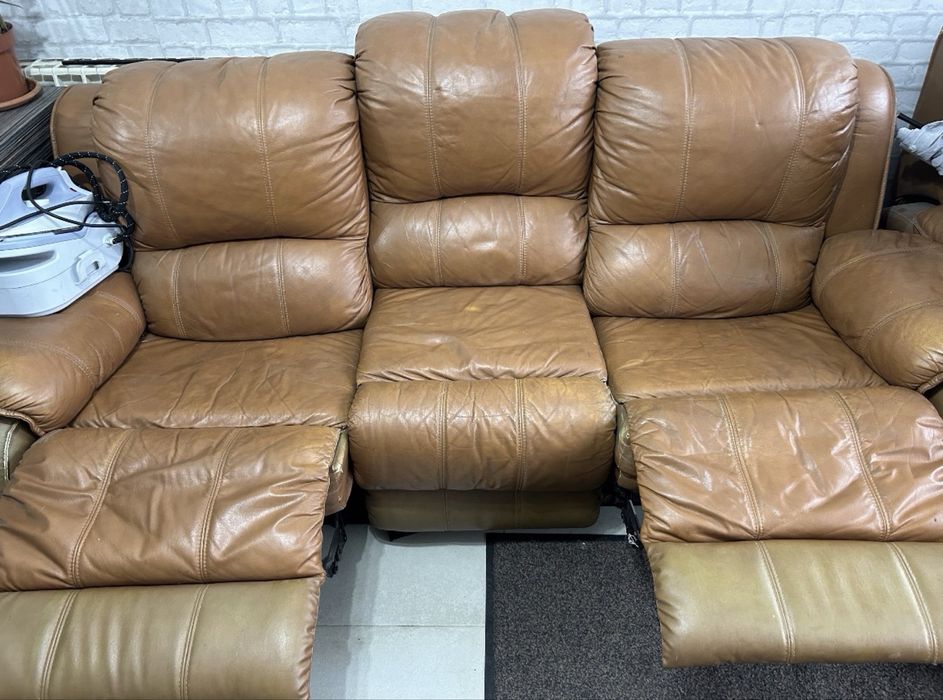 Canapea de piele (trebuie doar spalata ) functionala