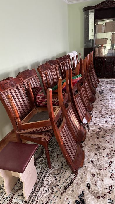 Продам стол со стульями для гостинной