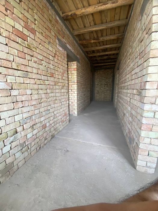 Uy sotiladi 2.2 sotiqli