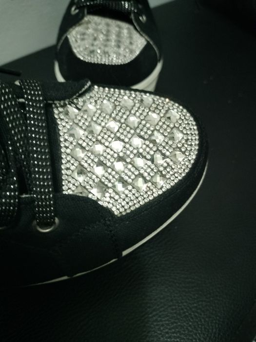 Adidași cu ștrasuri