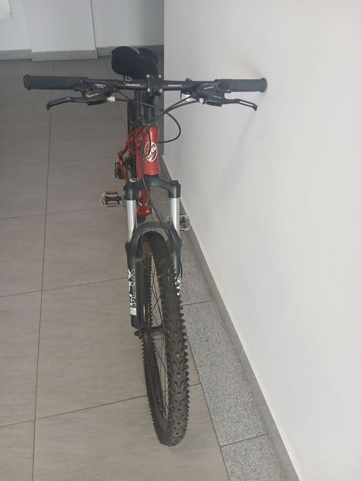 bicicletă DHS Davilo, culoare roșu/bordo, model MTB, cu roți de 26”.