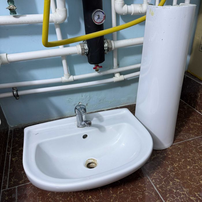 Унитаз и раковина со смесителем. Unitaz va rakovina krani bilan