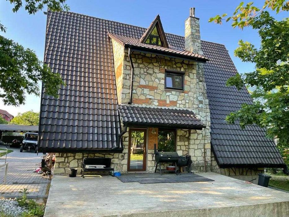 Vand casa situata pe deal in zona garii