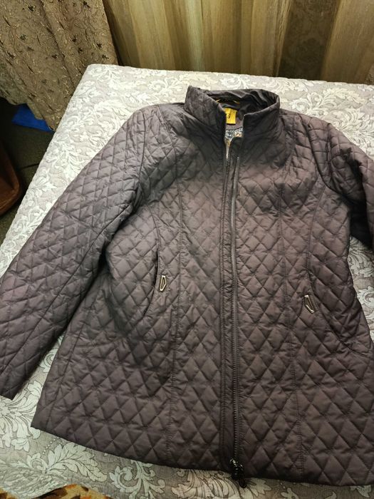 Продаются    две   женские   куртки  толстая   и  тонкая  куртки