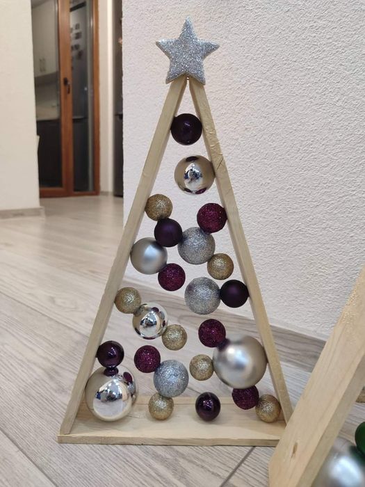 Ръчно изработени дървени елхички