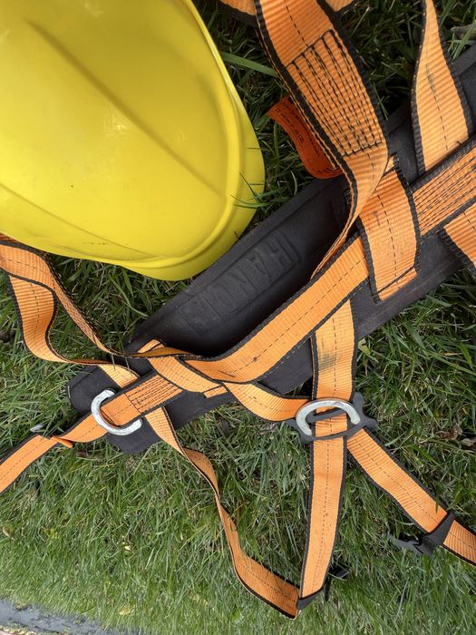 Алпинистка сбруя и каска