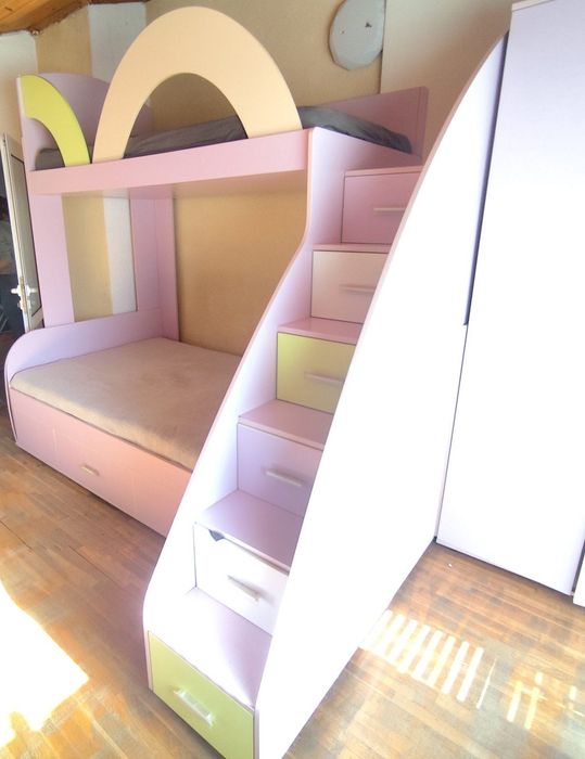 Продавам двуетажно легло с двукрилен гардероб