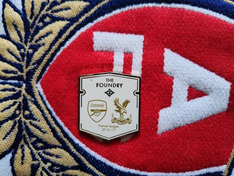 Fular Arsenal-Crystal Palace + insigna