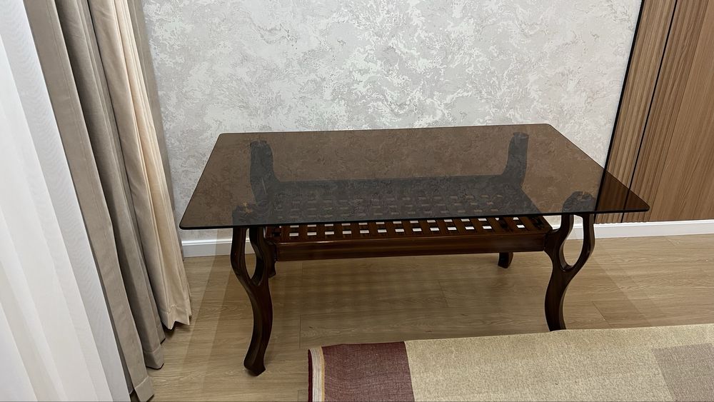 Срочно продам стол из колённого стекла