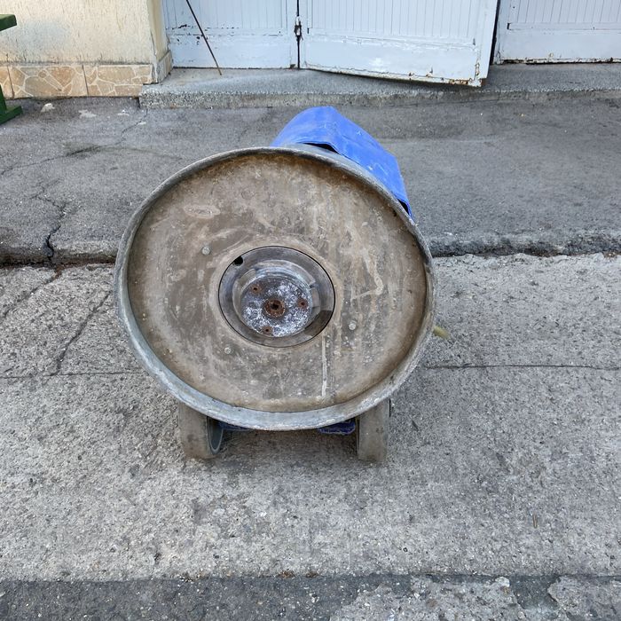 Това е професионална еднодискова машина Ecolab Blue Disc 180, предназначена за почистване, пране на килими и шлайфане/полиране на твърди настилки.