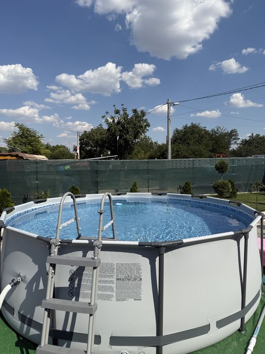 Piscina cu cadru metalic