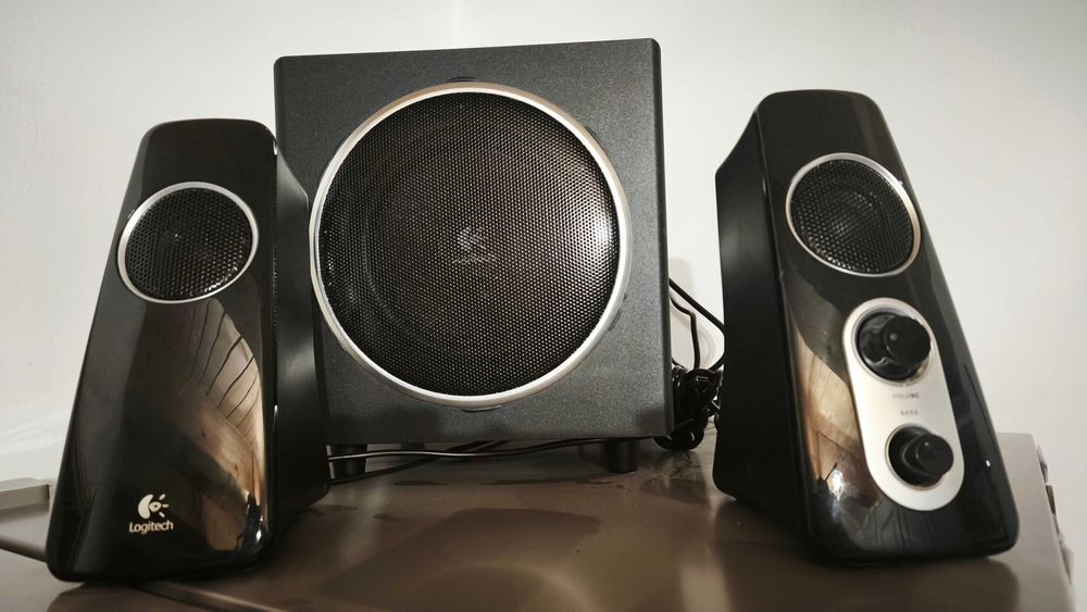 Boxe Serioux: sistem 2.0, lemn, 6W NOI -- Tellur: plastic, 10W Second