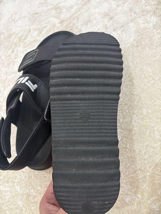 Продам сандалии Fila