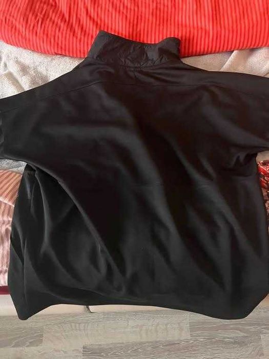 Продавам преходно яке на Nike