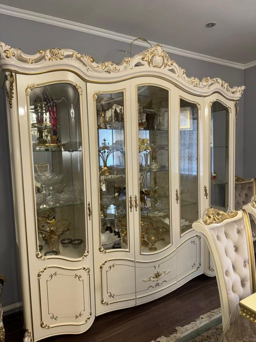 продается камот, сервант, стол с стульями