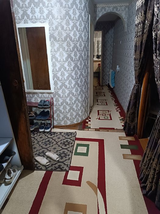 Квартира сотилади 3 хоналик.