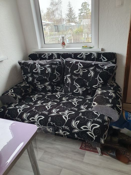 Продам маленький раскладывающийся диванчик