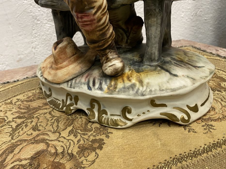 Стара италианска фигура от порцелан каподимонте