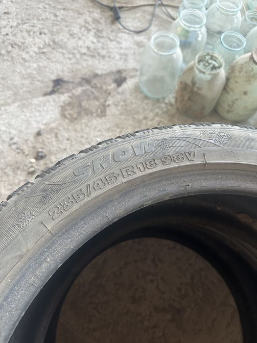 Продам покрышки 235/45/18
