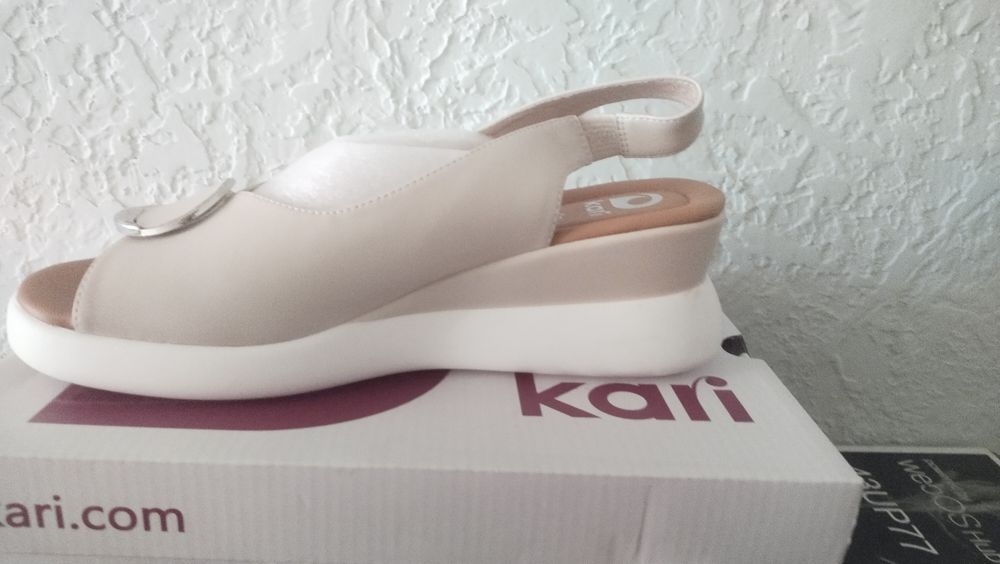 Продам женские босоножки