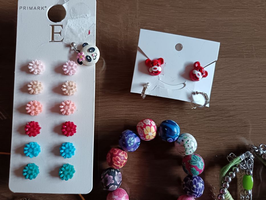 Лот разноцветни бижута