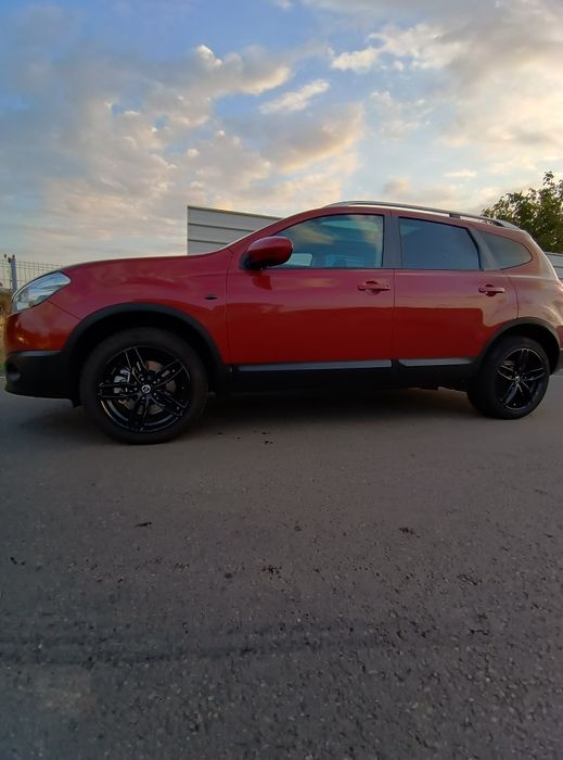 Vand Nissan qashqai 2.0 ,model 7 locuri
