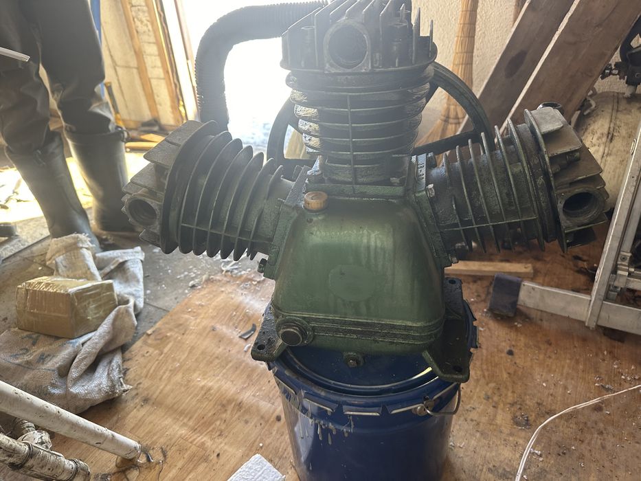 Продам двигатель на компрессор 0.9 / 7.5 kw, 10 атмосфер