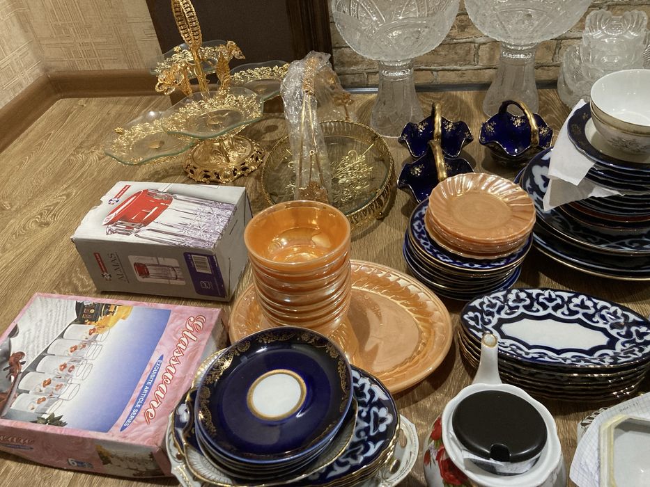 Разные посуды и хрусталь, чайники приборы