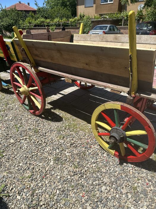 Декоративни дървени каручки