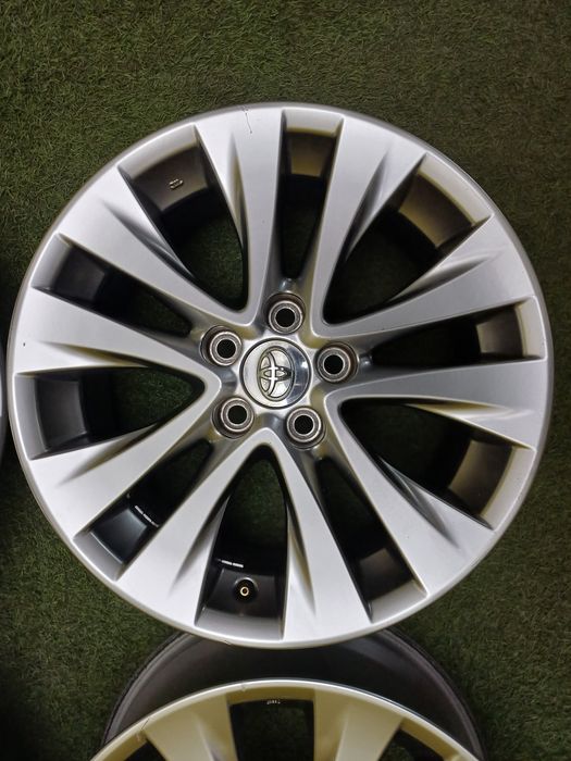 Диски R18 5x114.3 на Toyota.