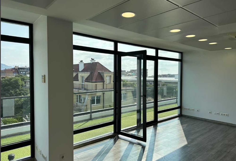 Дава се под наем Офис в Варна, Център - 500 кв.м за 7500 € - Снимка #2