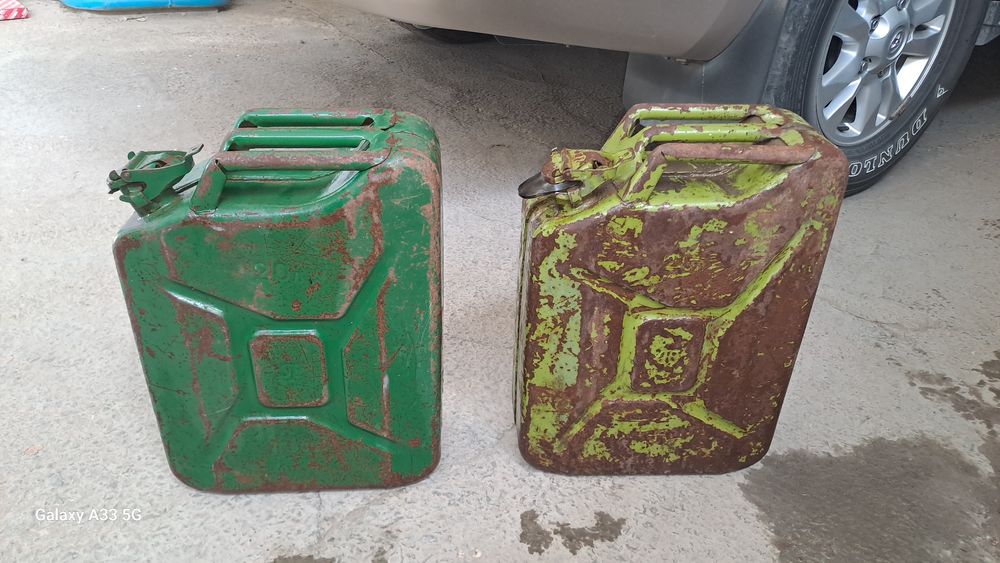 Продаётся две 20 литровые канистры б.у цена 100.000сум за 2 шт.