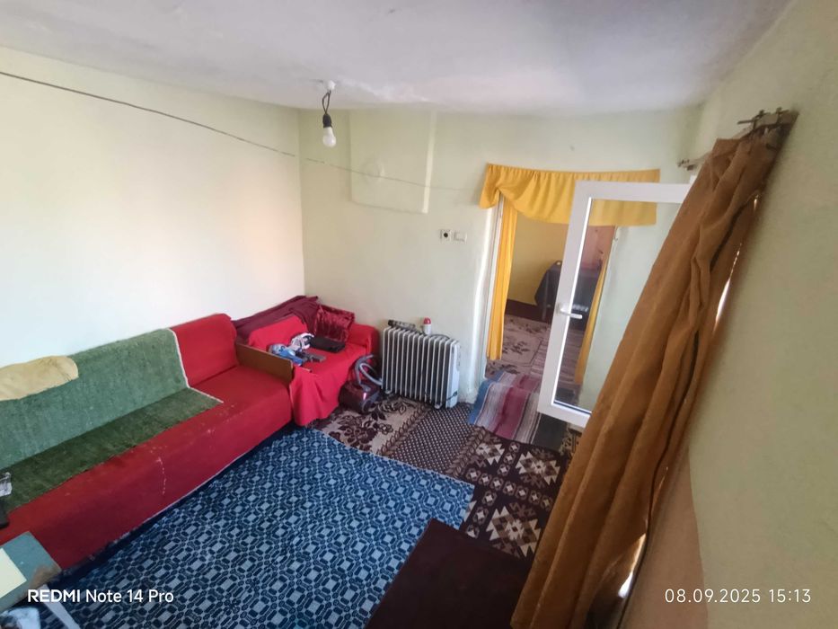 Продавам къща с дворно място