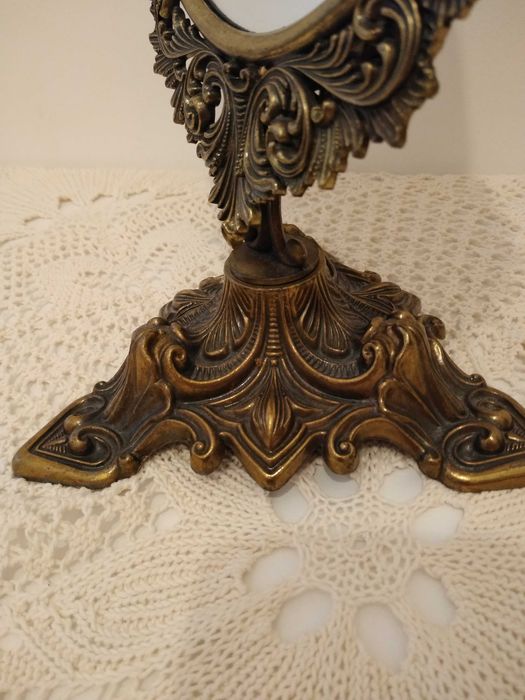 Oglinda de masa cu rama din bronz