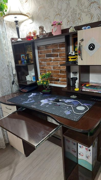 Срочно продам.секретер для ноутбука.планшета с выдвижным столиком для