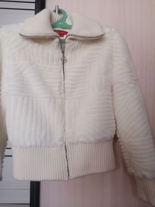 Полушубок, белый, тёплый.