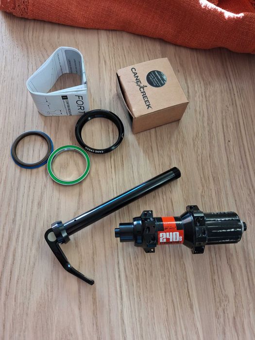 Главина DT Swiss, чаша (headset) Cane Creek ZS, ос Rock Shox Maxle 15