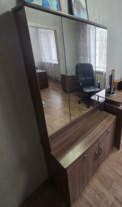 Трюмо с зеркалом