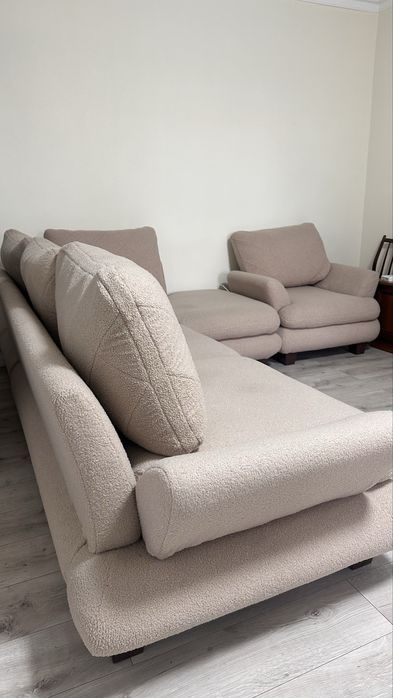 Угловой диван и кресло